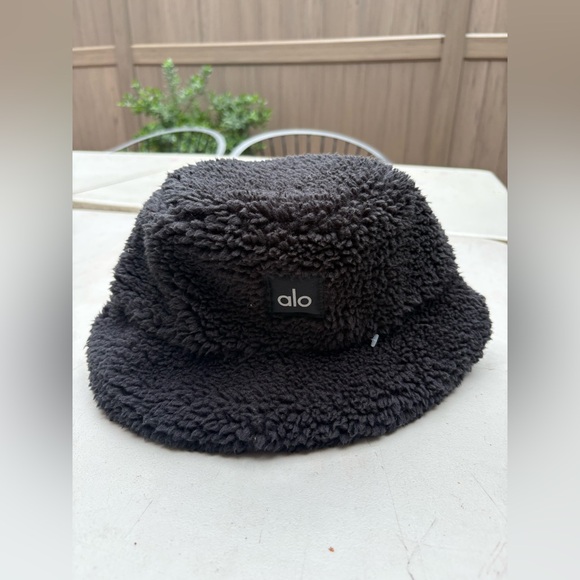 ALO YOGA Foxy Sherpa Bucket Hat in Black New with Tags! - Picture 3 of 7